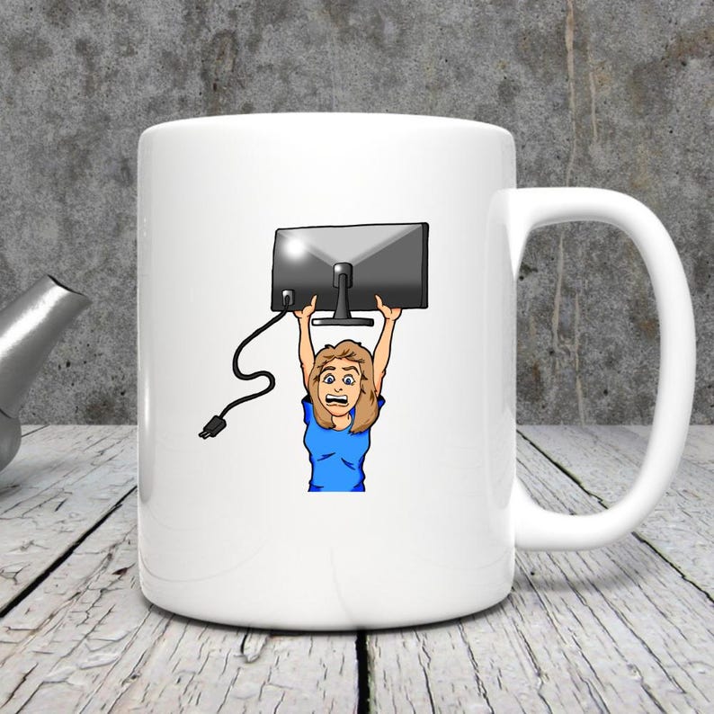 K&ouml;nnte beinhalten: Wei&szlig;e Keramiktasse mit einer Cartoon-Illustration einer Person, die einen Computermonitor &uuml;ber ihrem Kopf h&auml;lt. Die Person tr&auml;gt ein blaues Oberteil und hat einen &uuml;berraschten Gesichtsausdruck. Ein schwarzes Netzkabel mit Stecker erstreckt sich vom Monitor.