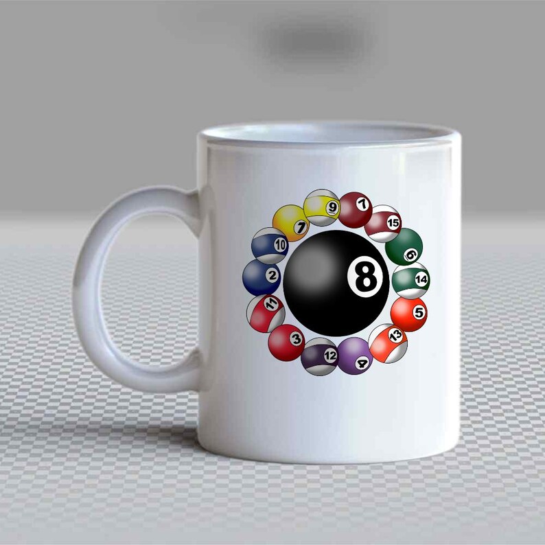 Puede incluir: Taza de cer&aacute;mica blanca con un dise&ntilde;o de bola negra n&uacute;mero 8 rodeada de bolas de billar numeradas. La taza tiene un asa curva y un acabado brillante, ideal para bebidas calientes.