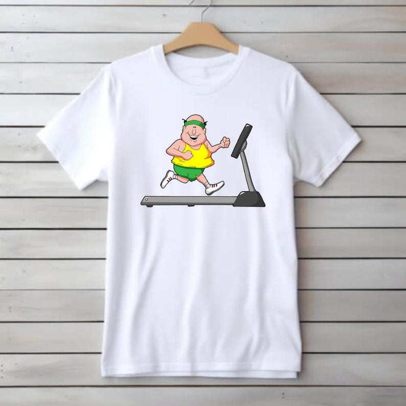 Puede incluir: Camiseta blanca con una ilustraci&oacute;n de dibujos animados de un hombre corriendo en una cinta de correr. El hombre lleva una camiseta sin mangas amarilla, pantalones cortos verdes y una cinta verde. La cinta es negra y gris.