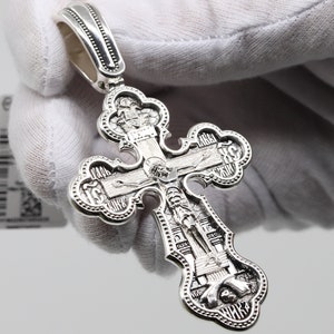 Groot christelijk borstvinnen kruisbeeld moeder Gods Pokrov-bord. Orthodox gebedskruis. Authentieke sieraden van 925 zilver