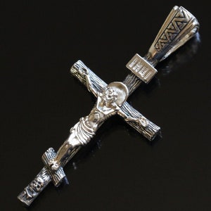 Klassiek traditioneel Russisch-orthodox christelijk lichaamscrucifix Opslaan en beschermen. Sterling zilver 925