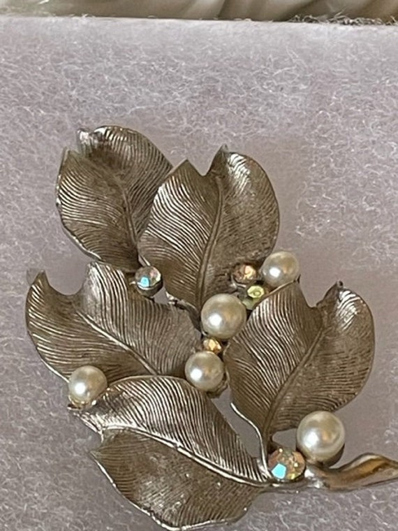 Pearl with Silver womens brooch vintage and very l