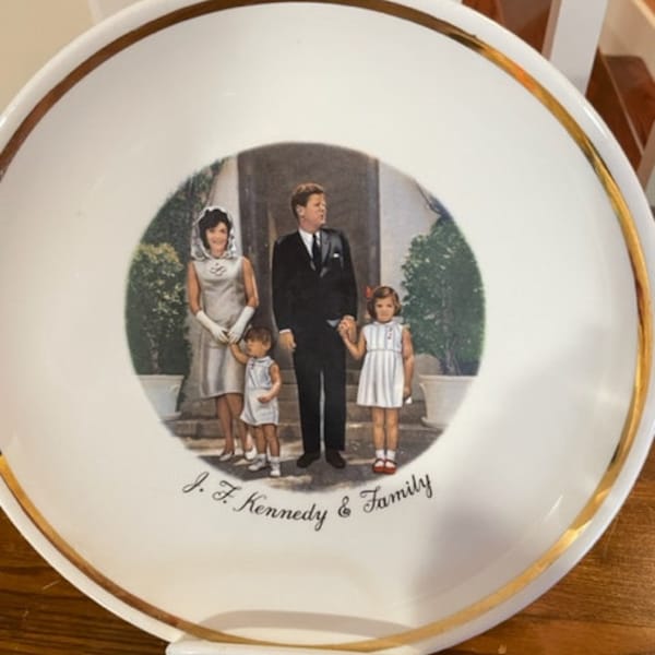 President John F Kennedy & family plate excellent condition Vintage collectible 9 inches wide