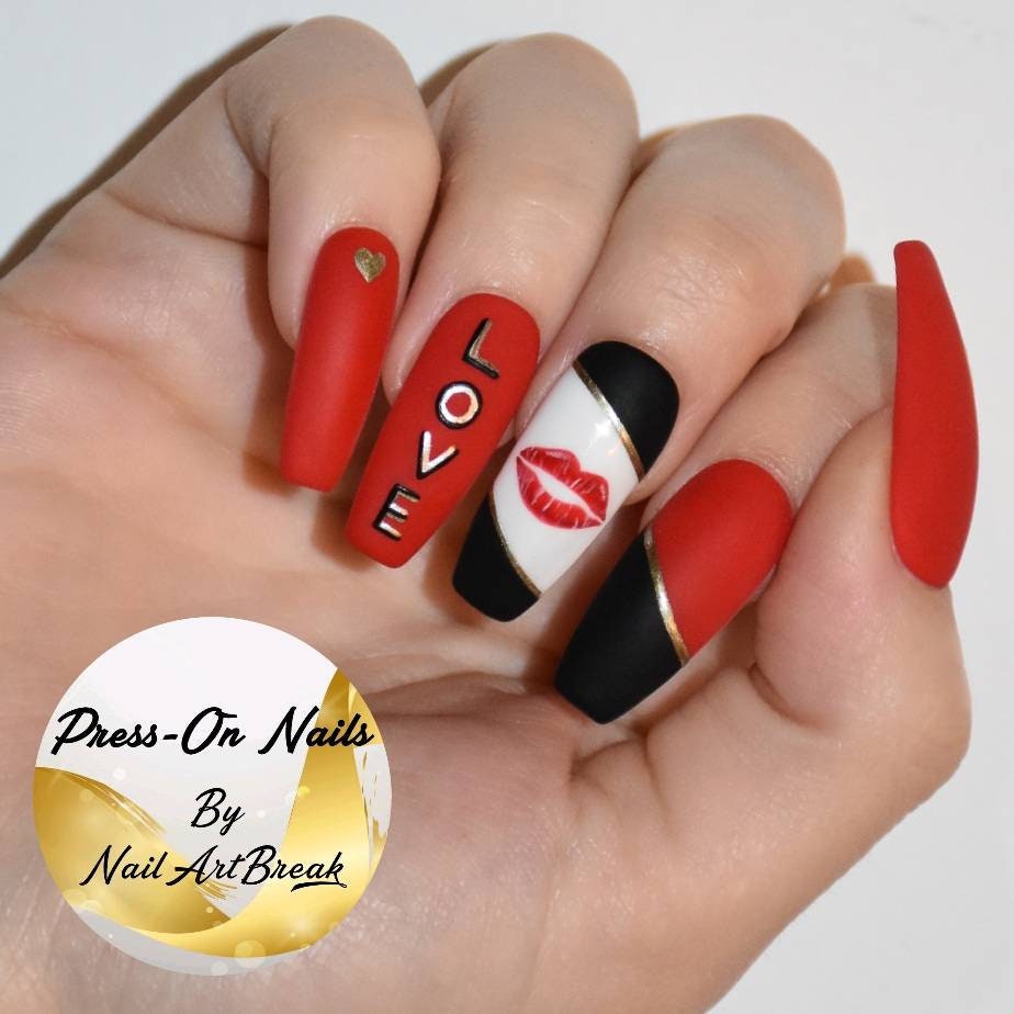 Red, gold and black nails by Valkira