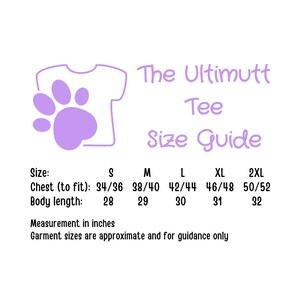 Peut inclure: Tableau des tailles pour t-shirts de chien, indiquant les mesures de la poitrine et de la longueur du corps en pouces pour les tailles S, M, L, XL et 2XL. Le guide des tailles The Ultimutt Tee est imprim&eacute; en violet.