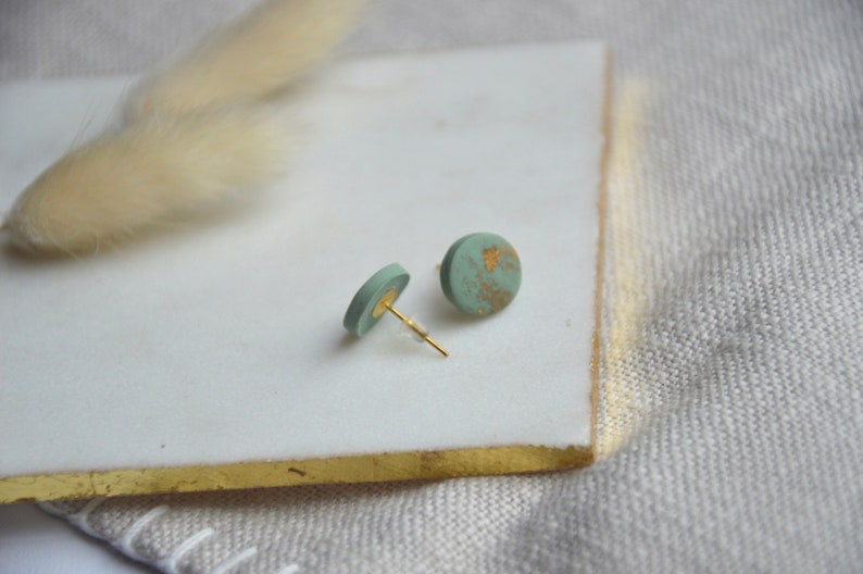 Boucles d'oreilles clous Golden Mint en pâte polymère, menthe, rond doré image 3