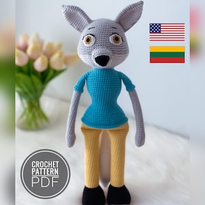 Könnte beinhalten: Gehäkeltes Amigurumi-Spielzeug in Form eines grauen Wolfes, das ein blaues Hemd und eine gelbe Hose trägt. Das Spielzeug steht auf einer weißen Oberfläche. Das Bild enthält auch den Text "CROCHET PATTERN PDF" in einem Kreis.