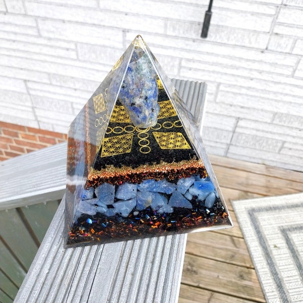 Orgonit Pyramide 15cm, Sodalith & blauer Quarz, Blume des Lebens, Orgon, (A39)