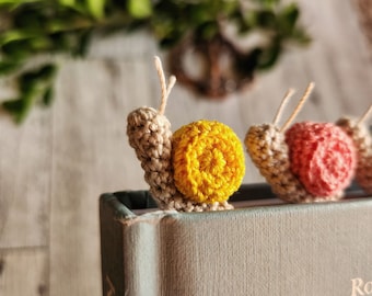 Marque-page au crochet, marque-page escargot au crochet, marque-pages au crochet, marque-pages, pour amoureux des livres, fait main, escargot, crochet, cottagecore, idées cadeaux, mignon