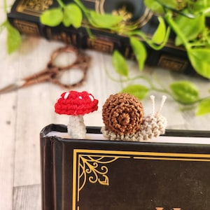 Marcapáginas de crochet con forma de hongo o caracol, regalo hecho a mano para amantes de los libros en estilo cottagecore