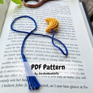 Könnte beinhalten: Ein PDF-Muster zum Häkeln eines gelben Halbmond-Lesezeichens mit einem blauen Quasten. Das Muster ist bei GardenNookGifts erhältlich.