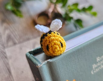 Crochet bee bookmark, crochet bookmark, bumblebee bookmark, crochet, bee, bumble bee, crochet, bee bookmarks, gift ideas, spring gift, gifts