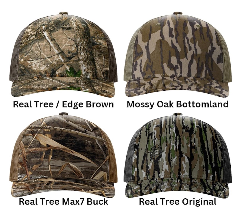 Op de afbeelding: Vier verschillende baseballcaps met camouflagepatronen. De caps zijn allemaal bruin en groen met verschillende patronen. De patronen zijn Real Tree / Edge Brown, Mossy Oak Bottomland, Real Tree Max7 Buck en Real Tree Original.