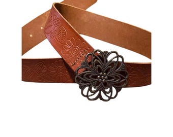 Cinturón vintage de piel color camel con relieve floral y hebilla decorativa en forma de flor de Candie's, talla S/M