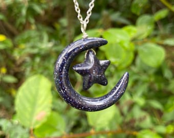 Collar de luna y estrella de arenisca azul: colgante celestial envuelto en alambre