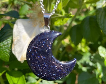 Collana con luna intagliata in arenaria blu. Gioielli con fasi lunari tono argento