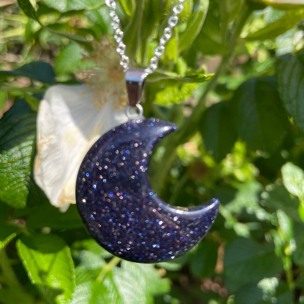 Collier lune sculpté en grès bleu, bijoux phases de lune argentés