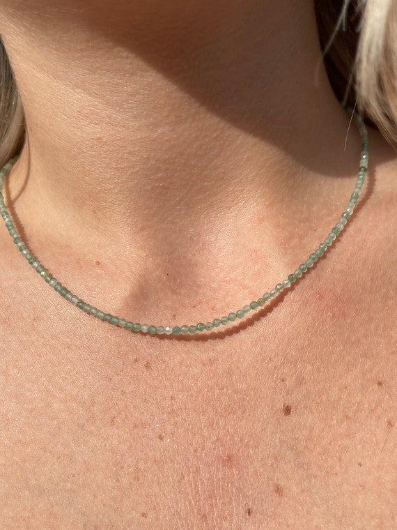 Collier ras de cou avec pierres précieuses en cristal facetté aventurine verte, bijoux minimalistes, pierre naturelle