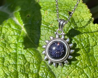 Collana con ciondolo a forma di sole in arenaria blu / Ciondolo in cristallo celeste da 2 cm, gioielli Notte Stellata