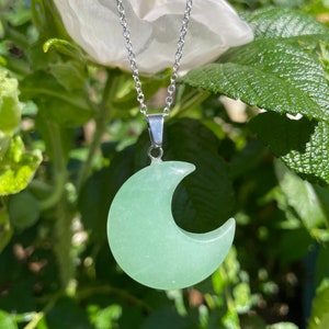 Green Aventurine Carved Crescent Moon Phase Necklace Silver Tone Celestial Jewellery