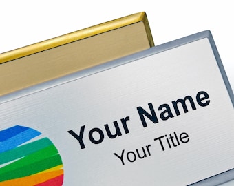 Insignias de metal personalizables para empleados (plateadas y doradas) con logotipo magnético personalizado.