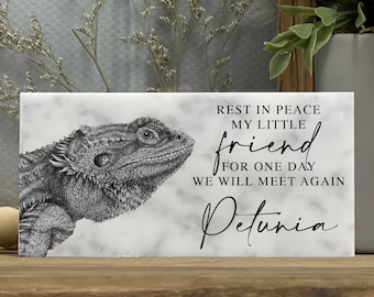 Puede incluir: Un dibujo en blanco y negro de un dragón barbudo sobre un fondo de mármol. El texto dice "Descansa en paz mi pequeño amigo por un día nos volveremos a encontrar Petunia".