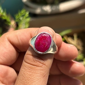 Anello con pietra preziosa ovale in rubino: sigillo fatto a mano in argento sterling 925