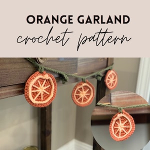 Puede incluir: Una guirnalda de crochet con rodajas de naranja con un centro blanco. La guirnalda está enhebrada en un cordel verde y está colgada de una superficie de madera. El texto "ORANGE GARLAND crochet pattern" se muestra sobre la guirnalda.