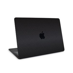 Puede incluir: Ordenador portátil negro con textura de fibra de carbono. El portátil está abierto, mostrando el teclado y la pantalla. El logotipo de Apple es visible en la parte posterior del portátil.