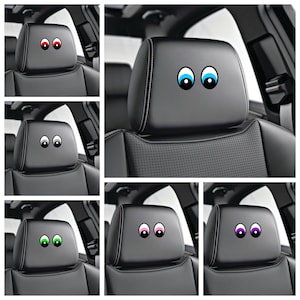 Puede incluir: Conjunto de seis fundas para reposacabezas de coche con ojos de diferentes colores. Cada funda presenta un par de ojos grandes de dibujos animados con pupilas blancas y contornos negros. Los ojos están disponibles en rojo, azul, verde, rosa, morado y negro.