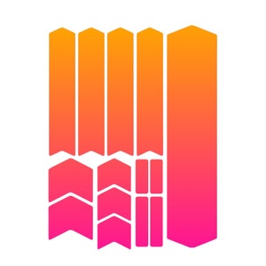 Puede incluir: Un conjunto de 10 pegatinas de protección de cuadro para bicicletas. Las pegatinas son en un degradado de naranja y rosa. Las pegatinas tienen forma de flechas y rectángulos.