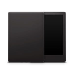 Puede incluir: Un lector electrónico negro con una funda a juego, parcialmente abierto para revelar la pantalla. La funda está a la izquierda y la pantalla a la derecha. El dispositivo es rectangular con esquinas redondeadas.