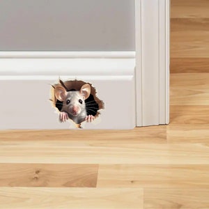 Peut inclure: Une souris blanche qui sort d'un trou dans une plinthe blanche. La souris a des yeux noirs et des moustaches. La plinthe est contre un mur gris clair.