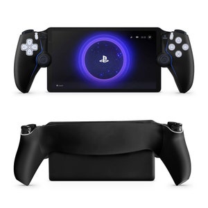 Könnte beinhalten: Eine schwarze Handheld-Spielkonsole mit zwei abnehmbaren Controllern. Die Konsole hat einen großen Bildschirm, der einen violetten Kreis mit einem PlayStation-Logo und einem sternenübersäten Hintergrund anzeigt. Die Controller haben blaue Akzente und Knöpfe.