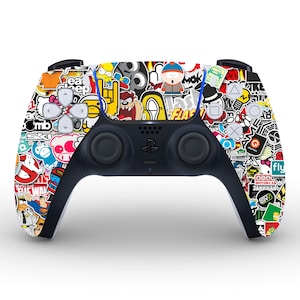 Puede incluir: Un mando PlayStation 5 DualSense blanco y negro con un diseño de pegatinas coloridas. El mando tiene una variedad de personajes de dibujos animados y logotipos, incluyendo una pegatina de Hello Kitty, una pegatina de Superman y una pegatina de Bart Simpson.