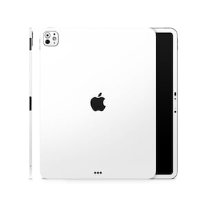 Può includere: Tablet bianco con schermo nero e logo Apple nero. Il tablet ha una cornice bianca e un modulo fotocamera sul retro. La vista laterale mostra un profilo sottile con un pulsante di accensione nero.