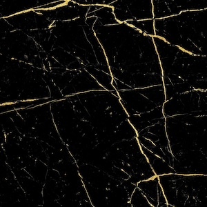 Op de afbeelding: Een zwart marmeren oppervlak met gouden adering. De gouden aders creëren een opvallend contrast met de donkere achtergrond en vormen ingewikkelde patronen. Deze afbeelding is geschikt voor achtergronden, texturen en designelementen.