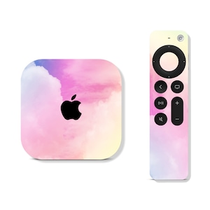 Pode incluir: Uma pele para Apple TV com um design de aquarela rosa, amarelo e azul, com um logotipo da Apple preto. O controle remoto correspondente tem o mesmo design.