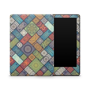 Peut inclure: Une coque colorée à motifs pour une liseuse. La coque présente un motif géométrique avec des détails complexes dans des tons de bleu, vert, orange et rouge.