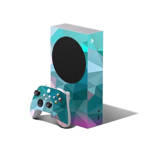 Op de afbeelding: Een Xbox Series X console met een geometrisch patroon in teal, blauw en paars, met een zwarte controller. De console heeft een zwarte ronde ventilatieopening aan de voorkant.