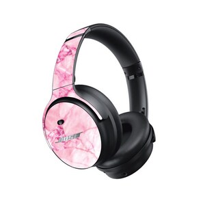 Pode incluir: Fones de ouvido pretos over-ear com um design de mármore rosa nas conchas e na faixa de cabeça. Os fones de ouvido exibem a marca "BOSE". As conchas são pretas e a faixa de cabeça é ajustável.