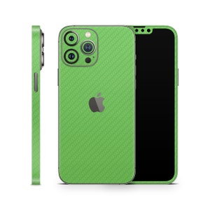 Peut inclure: Une coque de téléphone verte avec un motif en fibre de carbone. La coque est conçue pour un iPhone et possède une découpe pour l'objectif de l'appareil photo.