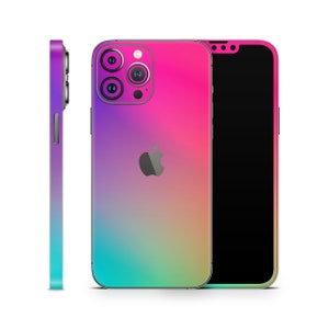 Può includere: Una custodia per telefono sfumata con uno schema di colori rosa, viola, blu e verde. La custodia ha un ritaglio per l'obiettivo della fotocamera e il logo Apple è visibile sul retro.