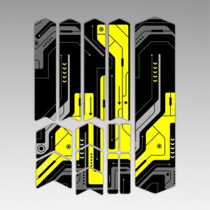 Puede incluir: Un conjunto de pegatinas adhesivas con un patrón geométrico de placa de circuito en negro, amarillo brillante y gris. Las pegatinas incluyen varias piezas rectangulares y en forma de cheurón con líneas, puntos y motivos de flechas impresos.