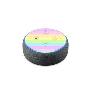 Op de afbeelding: Een zwarte en grijze slimme speaker met een pastel regenboog gestreept ontwerp aan de voorkant. De speaker heeft een blauwe ring rond de bovenrand en knoppen voor volumecontrole en dempen van de microfoon.