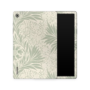 Puede incluir: Una funda para tableta con un estampado floral en tonos verdes y crema. El diseño presenta hojas y flores estilizadas. La pantalla de la tableta es negra y la funda tiene detalles de cámara y botones.