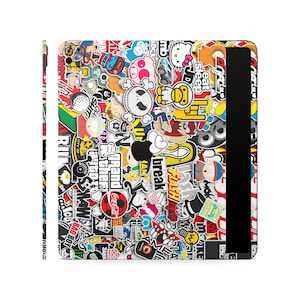 Può includere: Uno sfondo bianco con un collage colorato di adesivi. Gli adesivi presentano vari personaggi dei cartoni animati, loghi e frasi. Alcune delle scritte includono "eat sleep", "grand theft auto", "flash", "break" e "bad boy".