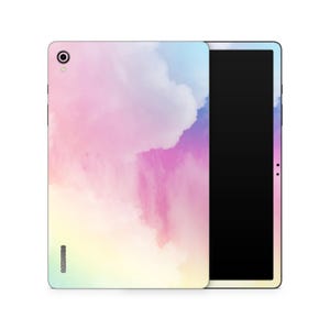 Könnte beinhalten: Ein Tablet mit einem pastellfarbenen Wolkenmuster auf der Rückseite. Die Farben sind Rosa, Blau und Gelb. Der Bildschirm ist schwarz. Das Tablet hat eine Kamera und das Wort "SAMSUNG" ist auf der Rückseite aufgedruckt.