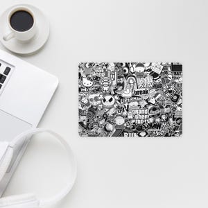 Stickerbomb Monocromático Skin para Apple Magic Trackpad 1 2 3 - Adesivo de vinil impresso com decalque Sticker Bomb Cover - Padrão de bombardeio