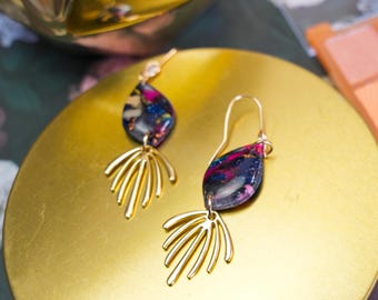 Pendientes de arcilla polimérica con forma de lágrima abstracta Vivid Reverie con dije de abanico dorado